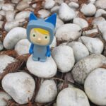 blauer Kreativ-Tonie auf Kieselsteinen