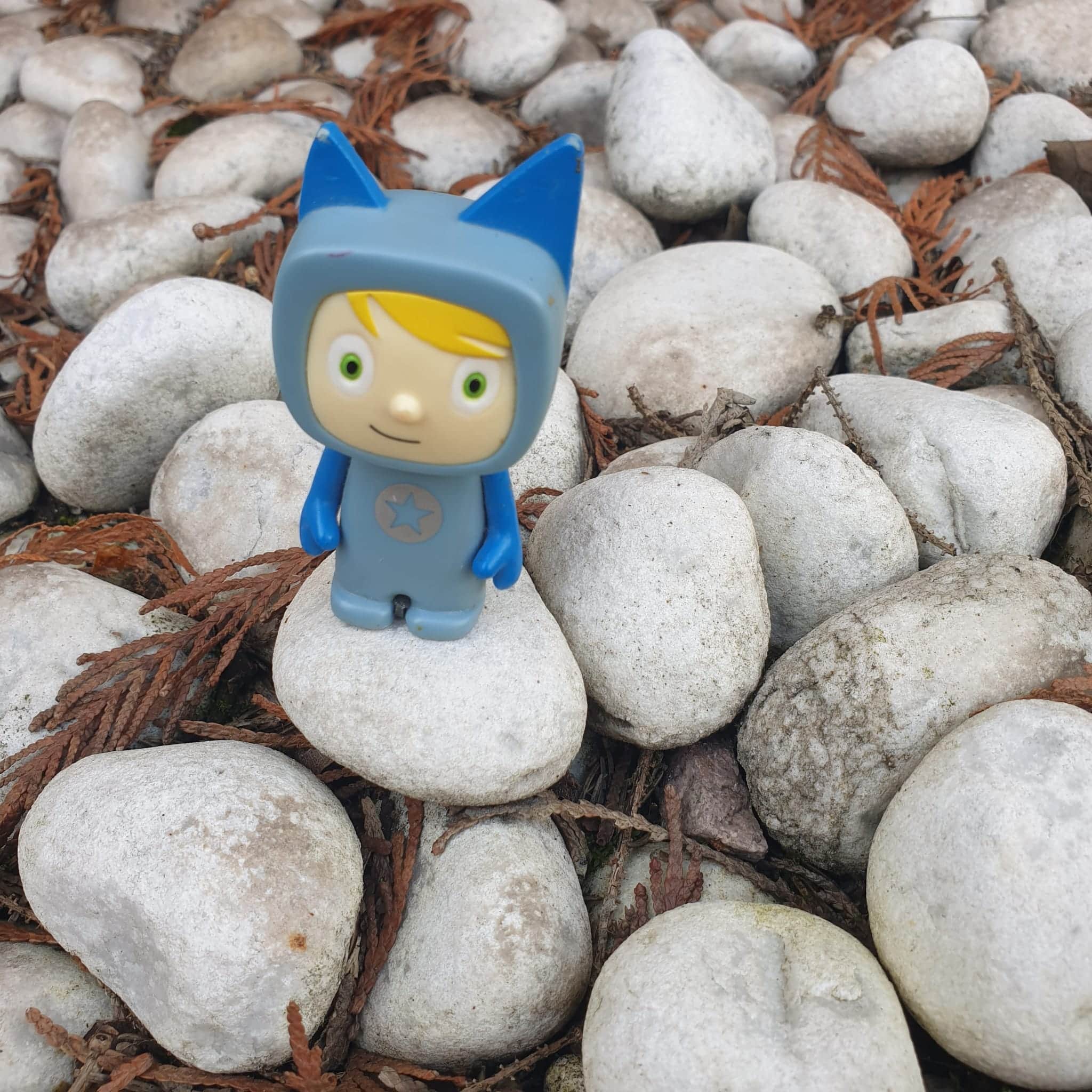 blauer Kreativ-Tonie auf Kieselsteinen