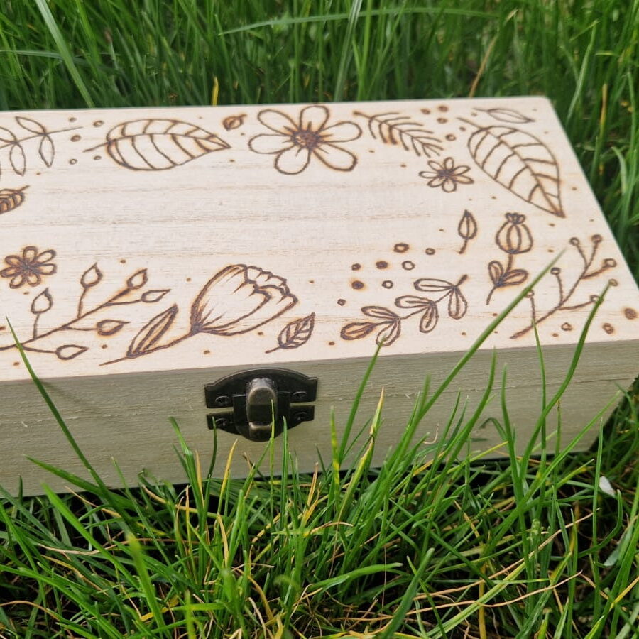 verzierte Holzkiste 2