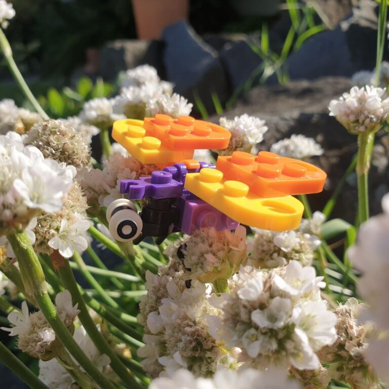 Klemmbaustein-Schmetterling auf weißer Blume